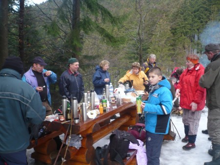 Poľovníci nám uvarilii teplý čaj a kávu, za čo im patrí vďaka